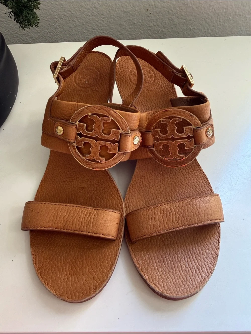 Tory Burch Amanda wedge women size 8 Tan Leather Wedge Sandals with Logo Emblem